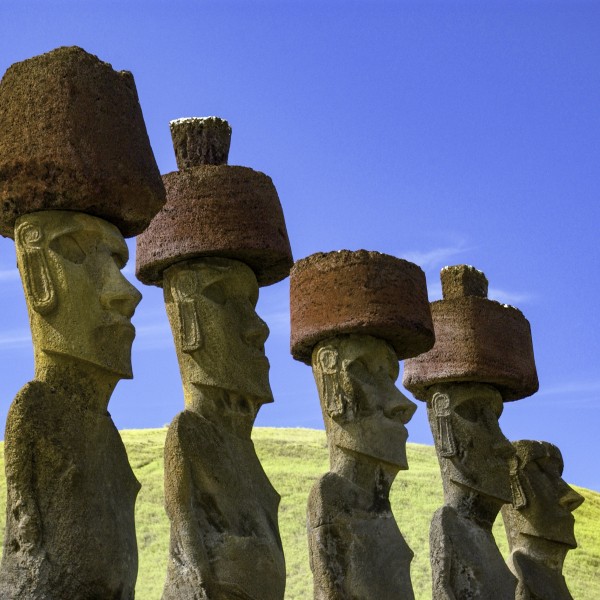 אי הפסחא – מסע אל מסתורי הפסלים בלב האוקיינוס