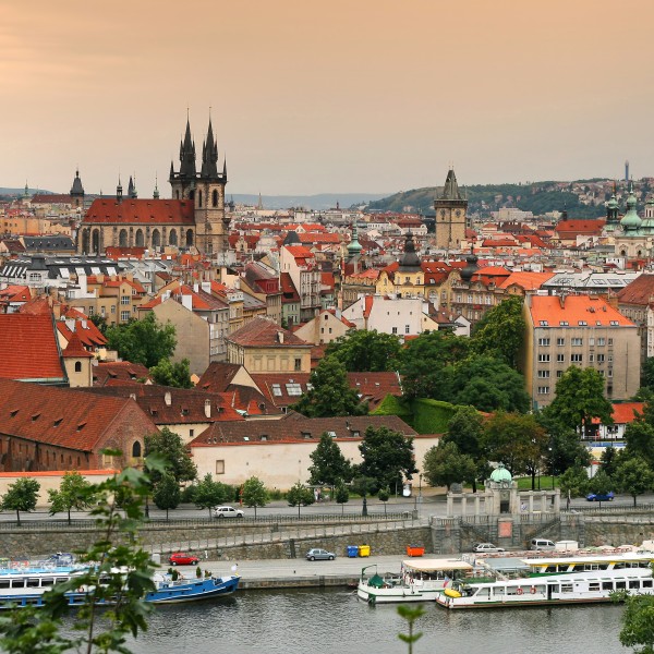 פראג הקסומה: הלב הפועם של אירופה מחכה לכם!